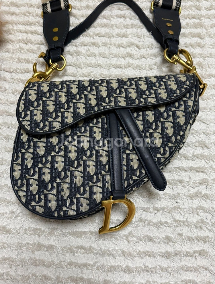 디올 새들백 미디움--0