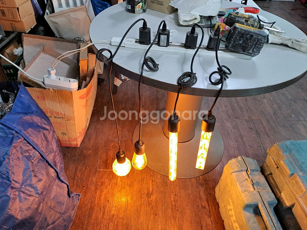 빈티지 느낌의 레일 전구 조명--0