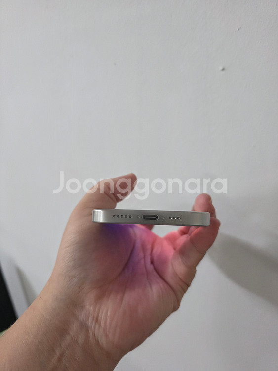 아이폰15프로 화이트 티타늄 256기가 SS급 팝니다--5