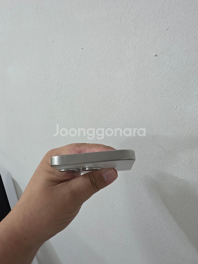 아이폰15프로 화이트 티타늄 256기가 SS급 팝니다--4