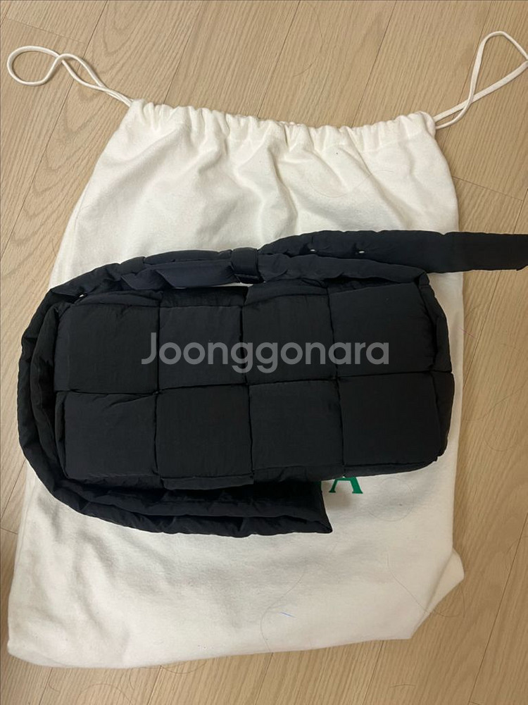 보테가베네타 패딩 카세트백--0