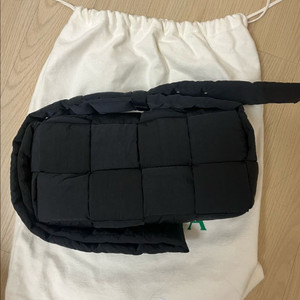 보테가베네타 패딩 카세트백
