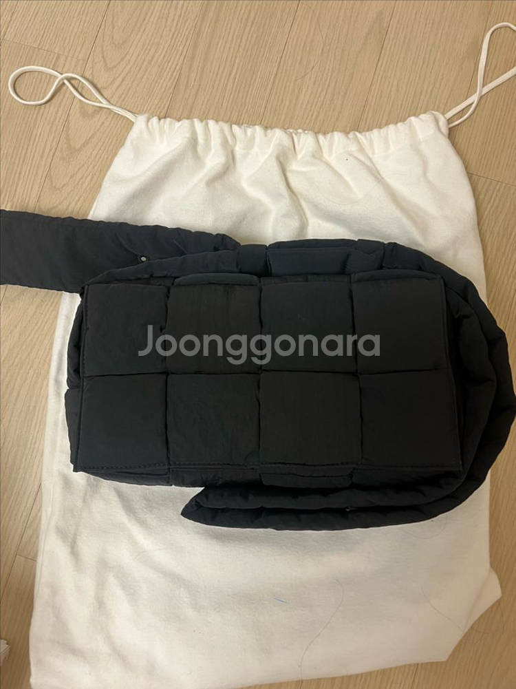 보테가베네타 패딩 카세트백--1