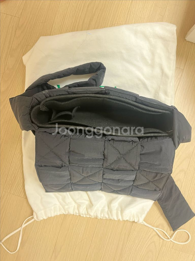보테가베네타 패딩 카세트백--2