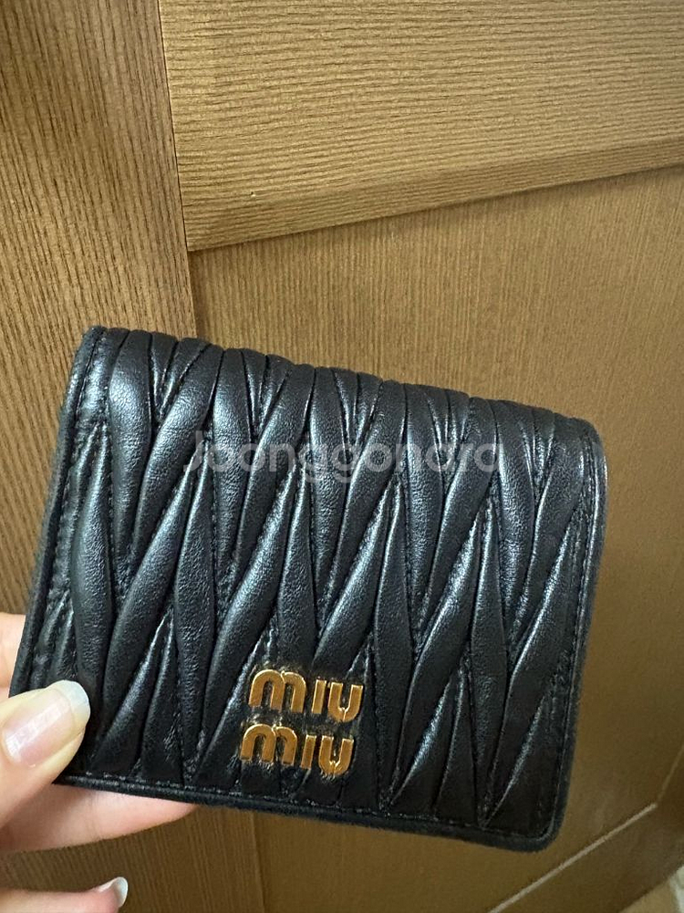 미우미우 마테라쎄 반지갑 블랙--0