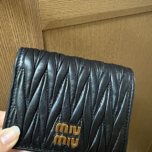 미우미우 마테라쎄 반지갑 블랙