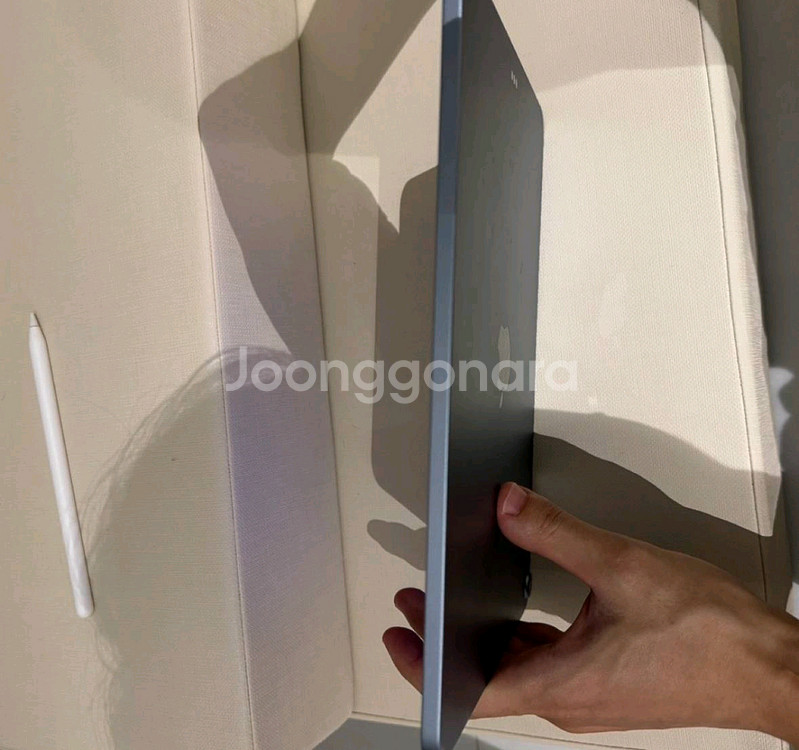 아이패드 에어 4 팝니다 펜슬포함--1