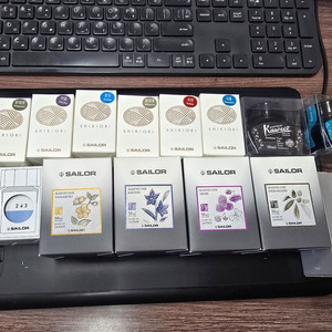 세일러 잉크 밎 기타 잉크 모두 새상품 입니다.