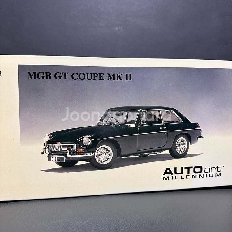 [1:18] 오토아트 MGB GT 쿠페 다이캐스트 급처--0