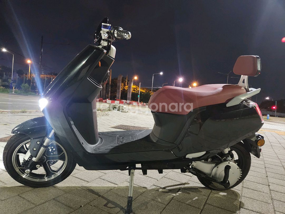가격내림 새상품 검정색 2500와트 전기 스쿠터--0