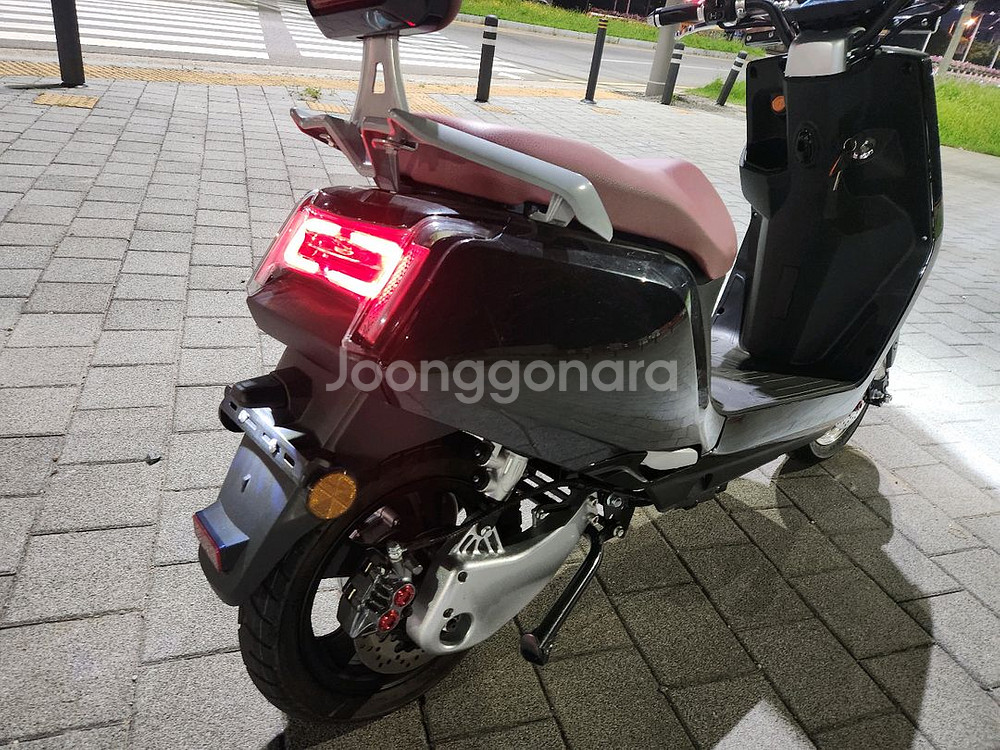 가격내림 새상품 검정색 2500와트 전기 스쿠터--1