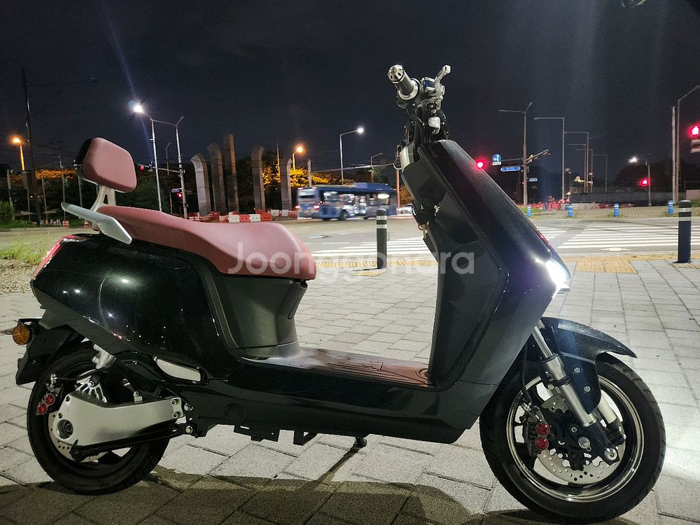 가격내림 새상품 검정색 2500와트 전기 스쿠터--2