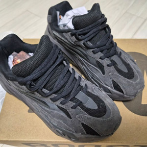 아디다스 이지부스트 700 v2 반타 / 블랙