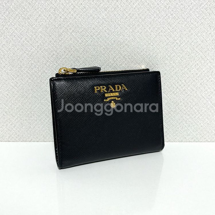 프라다 사피아노 메탈 지퍼 반지갑--1