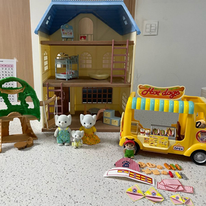 실바니안 이층집, 핫도그자동차, 나무집