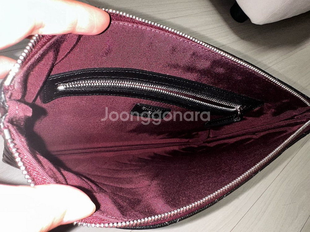 샤넬 캐비어 클러치 미디움 은장--3