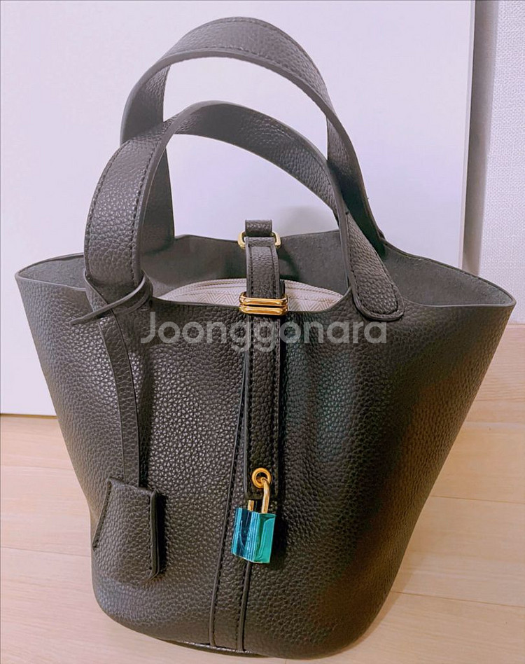새제품 여성가방 데일리백 블랙 핑크 금장 자물쇠포함--8