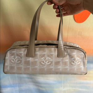 샤넬 트래블라인 바게트백 판매해요