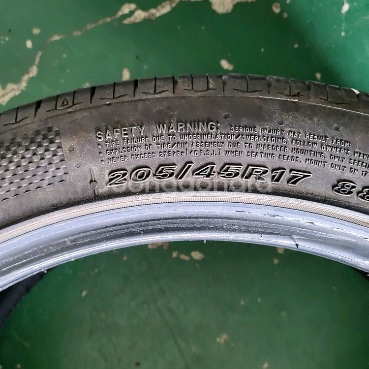 205 45 17 넥센타이어 중고팝니다--4