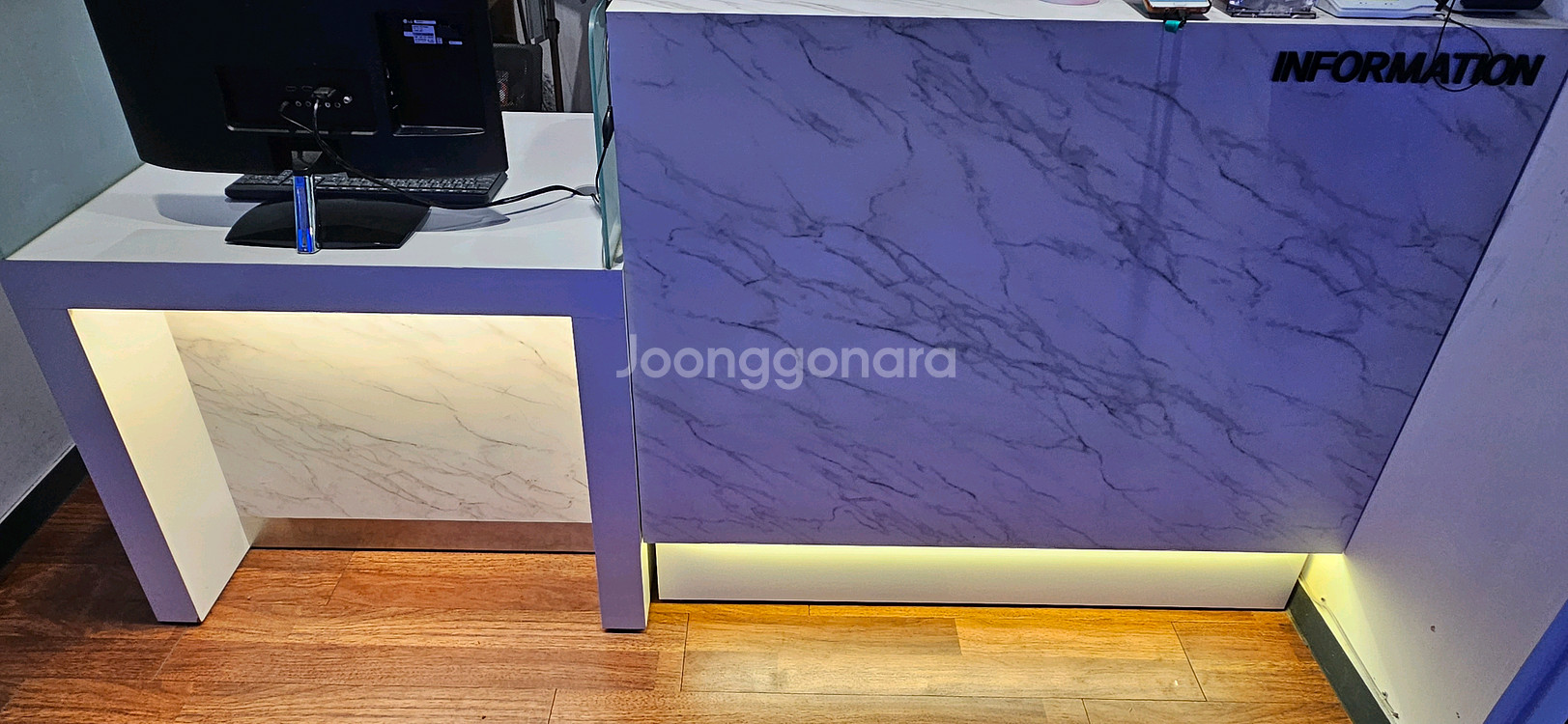 이쁜 인포데스크 메인1개, 상담책상1 팝니다.--1
