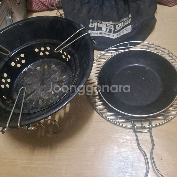 캠핑용 숯불 화로나 바베큐 그릴로 사용되는 화로대--3