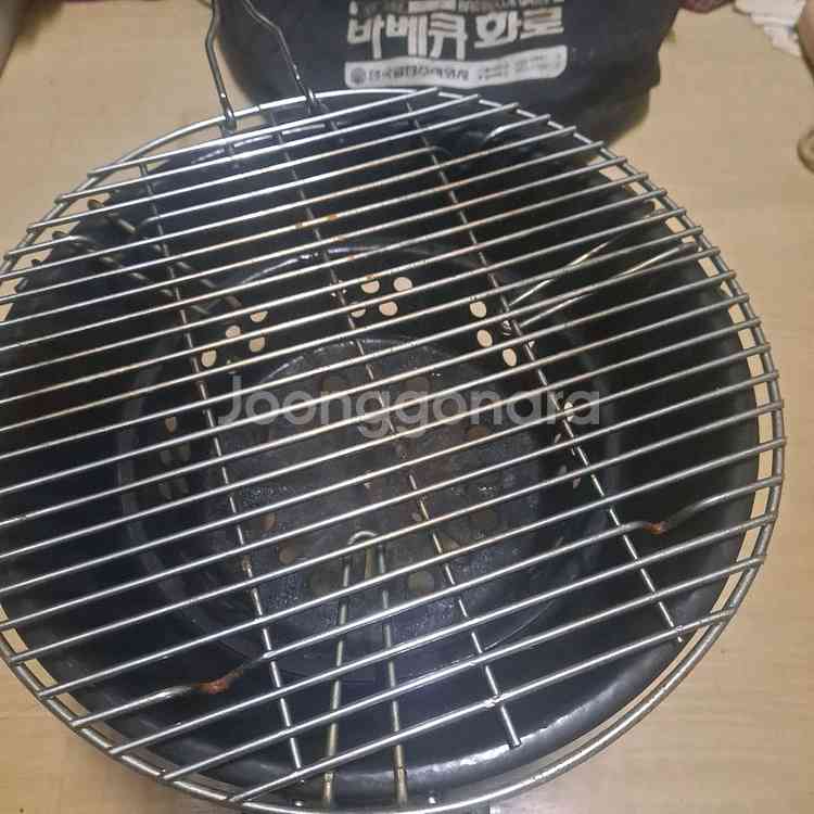 캠핑용 숯불 화로나 바베큐 그릴로 사용되는 화로대--0