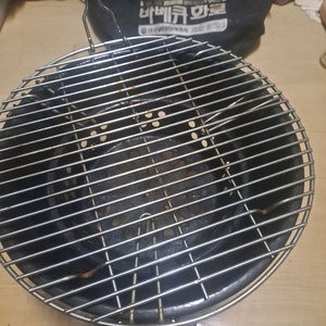 캠핑용 숯불 화로나 바베큐 그릴로 사용되는 화로대