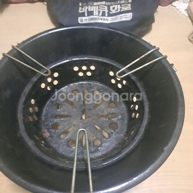 캠핑용 숯불 화로나 바베큐 그릴로 사용되는 화로대--1