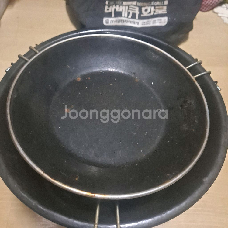 캠핑용 숯불 화로나 바베큐 그릴로 사용되는 화로대--2