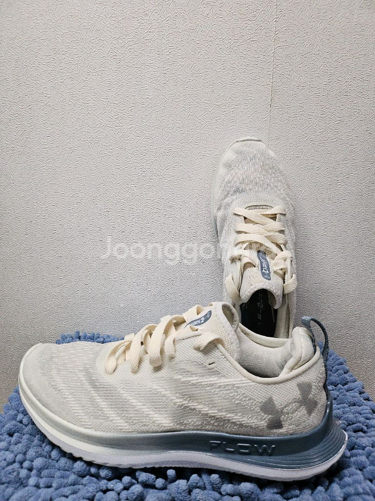 언더아머 남성 UA 벨로시티 3 브리즈 러닝화 275--0