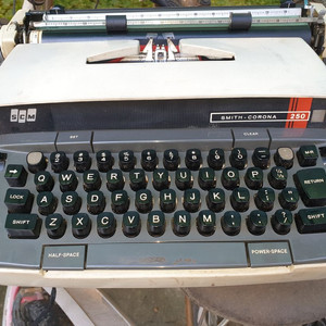 스미스 코로나 코로넷 슈퍼 12 전기 휴대용 타자기