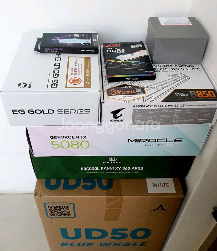 최신 고사양 화이트 컴퓨터 9800x3d rtx5080--3
