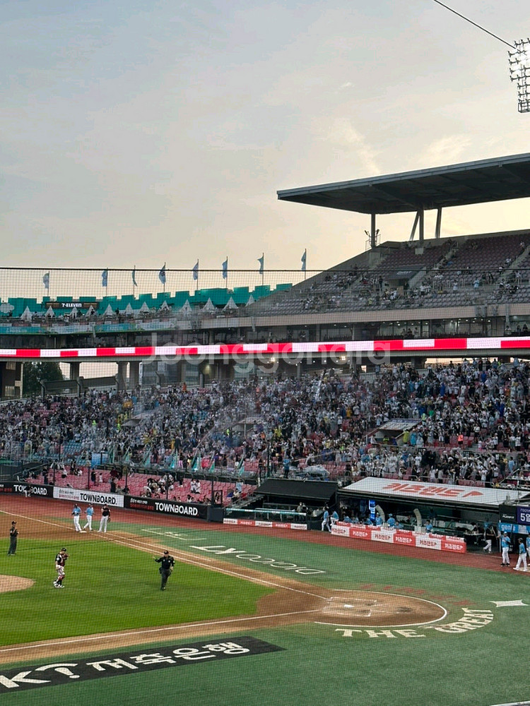 8.9(토) KT 삼성 3루 스카이존 2연석 양도--0