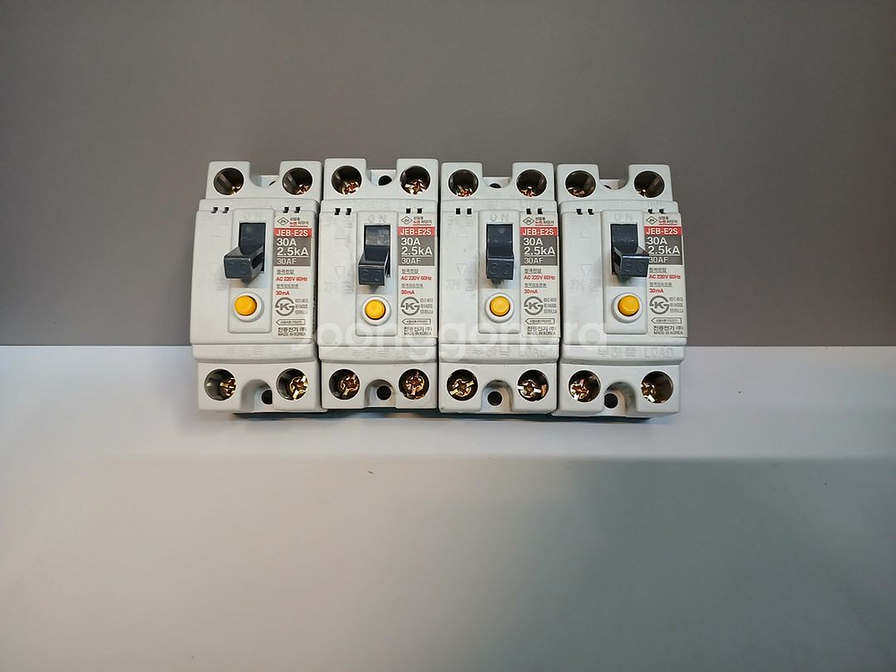 미사용)진흥 누전차단기 30A 산업용 4개--1