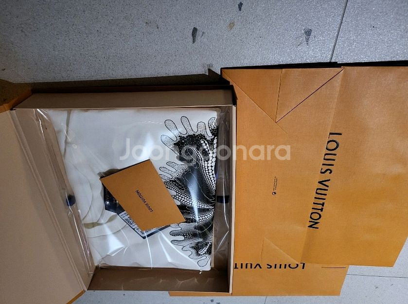 루이비통아요이쿠사마 사이키델릭 플라워 티셔츠--0