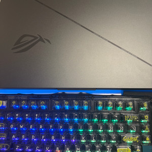 ASUS ROG Strix G18 게이밍 노트북입니다.