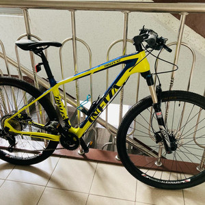 거의타지않은 전문산악용 카본 MTB 팝니다.