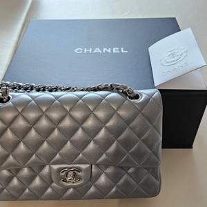 샤넬 클래식 미듐 실버/상태 최상급