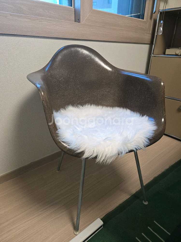 허먼밀러 파이버글라스 암쉘 임스 체어 브라운 컬러 팝니--0
