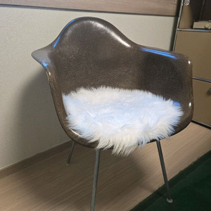 허먼밀러 파이버글라스 암쉘 임스 체어 브라운 컬러 팝니