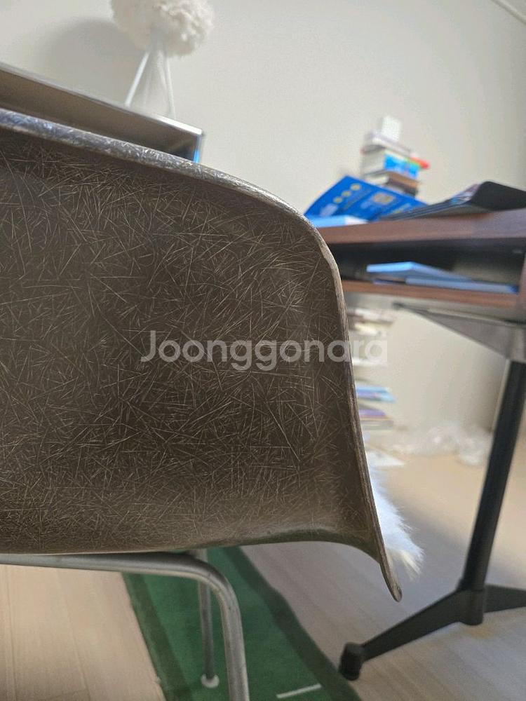 허먼밀러 파이버글라스 암쉘 임스 체어 브라운 컬러 팝니--2