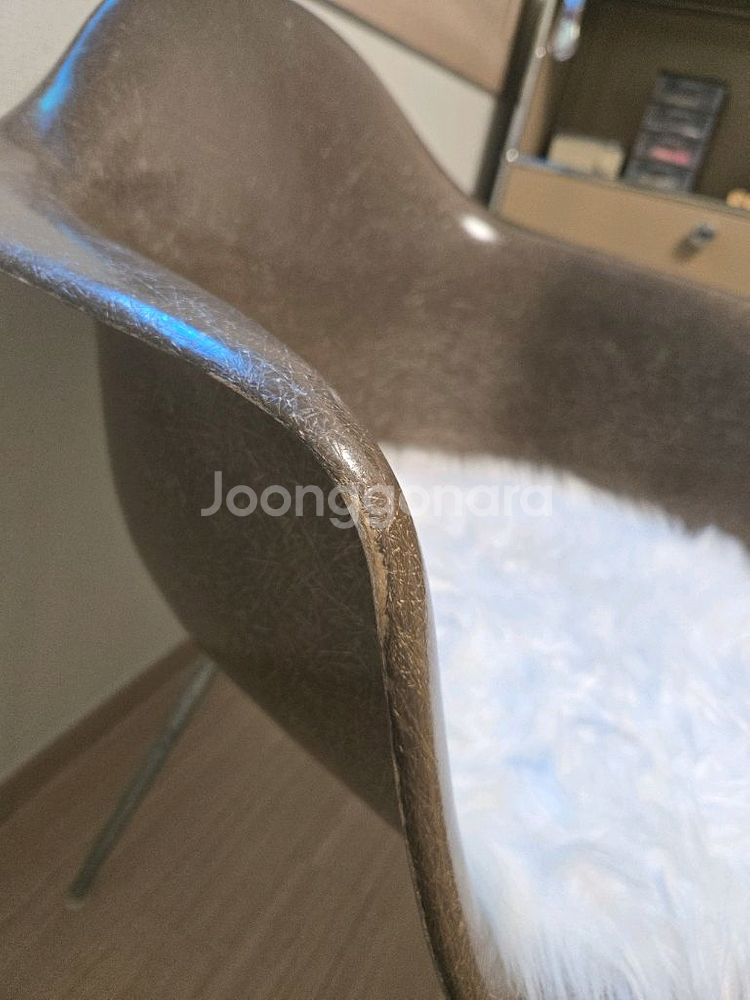 허먼밀러 파이버글라스 암쉘 임스 체어 브라운 컬러 팝니--1