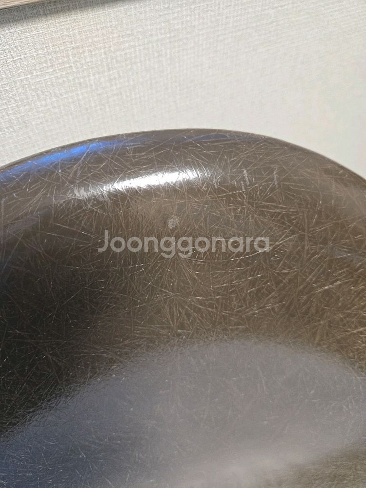 허먼밀러 파이버글라스 암쉘 임스 체어 브라운 컬러 팝니--3