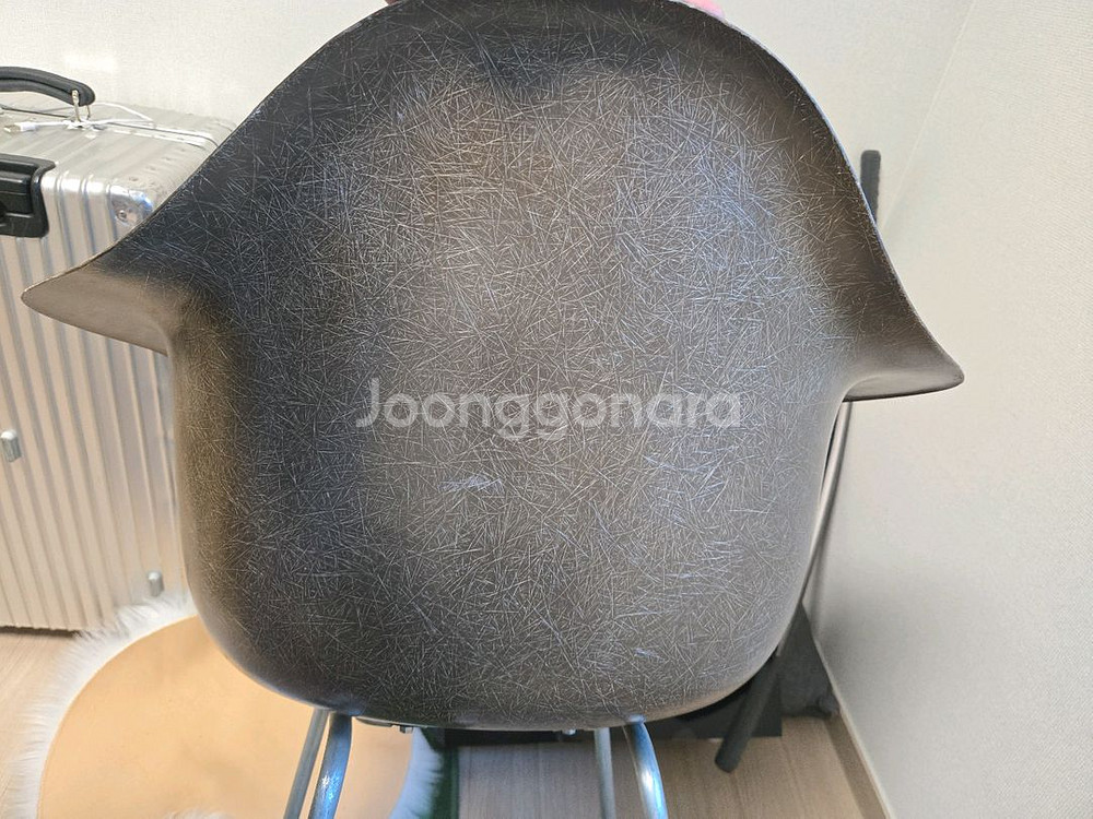 허먼밀러 파이버글라스 암쉘 임스 체어 브라운 컬러 팝니--9