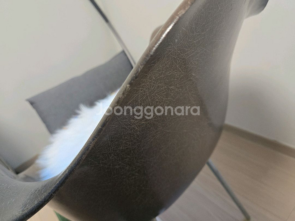 허먼밀러 파이버글라스 암쉘 임스 체어 브라운 컬러 팝니--8