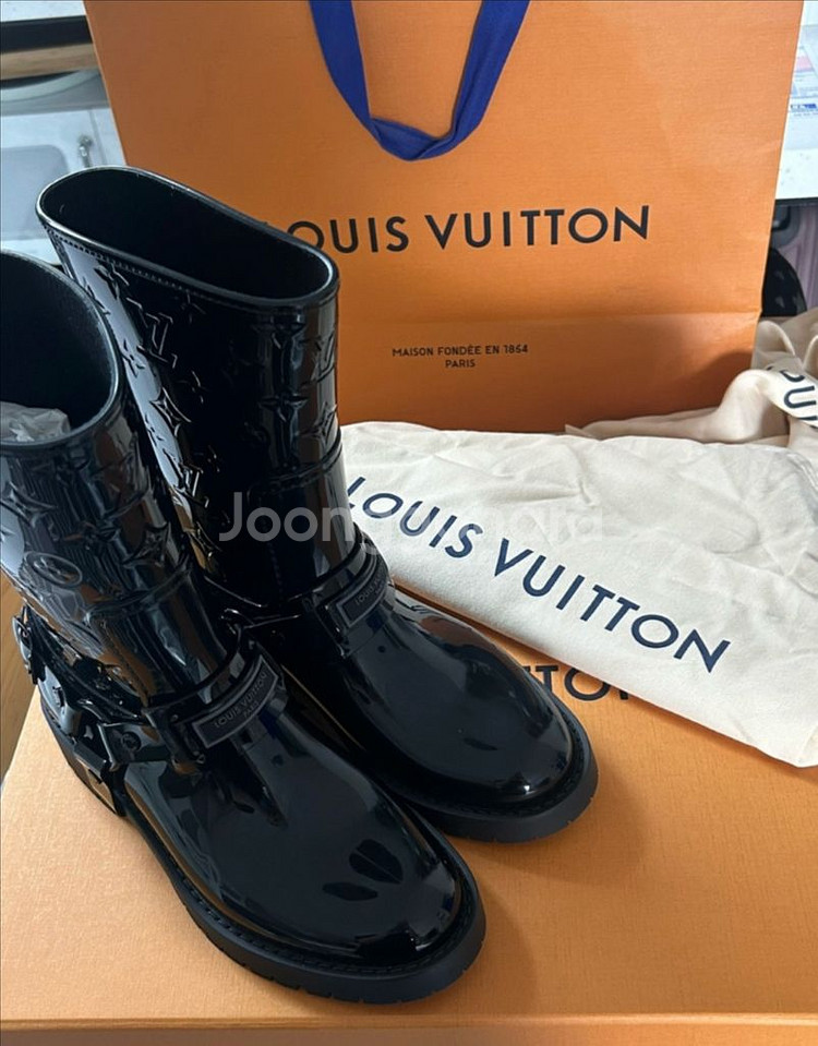 25ss신상 루이비통 드롭스 플랫 하프 레인 부츠 블랙--0