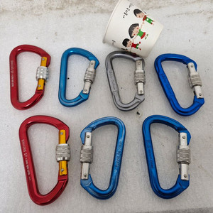 암벽등반용 카라 비너 7개 입니다