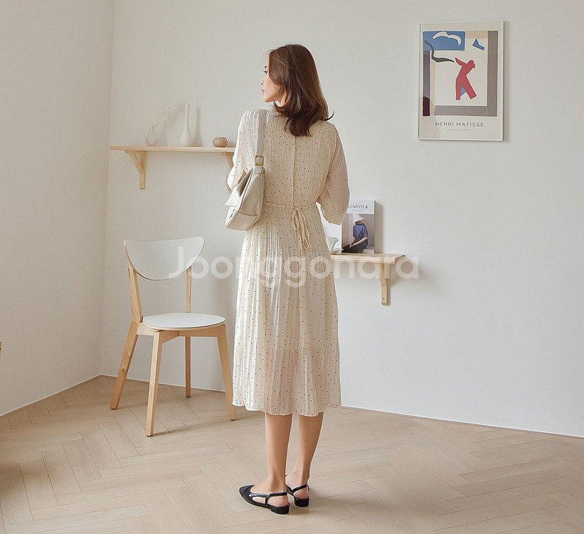 새상품) 도트 프릴 스트랩 잔주름 플리츠 롱원피스--2