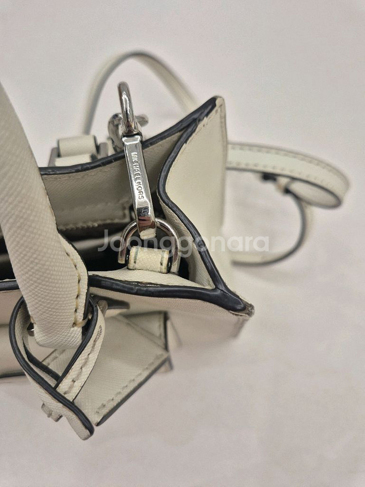 마이클코어스 크로스가방 팝니다.--6