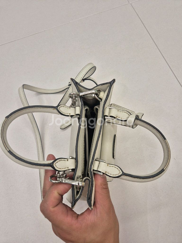 마이클코어스 크로스가방 팝니다.--8